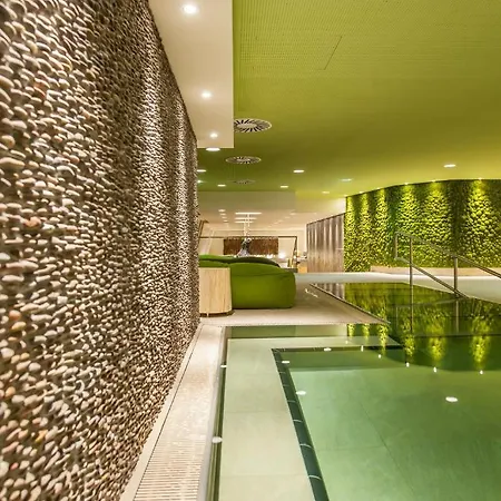 Aqua Dome 4 Sterne Superior & Tirol Therme מלון